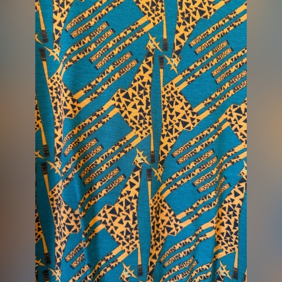 LuLaRoe Giraffe Print Classic Tee Size Medium - Picture 7 of 7